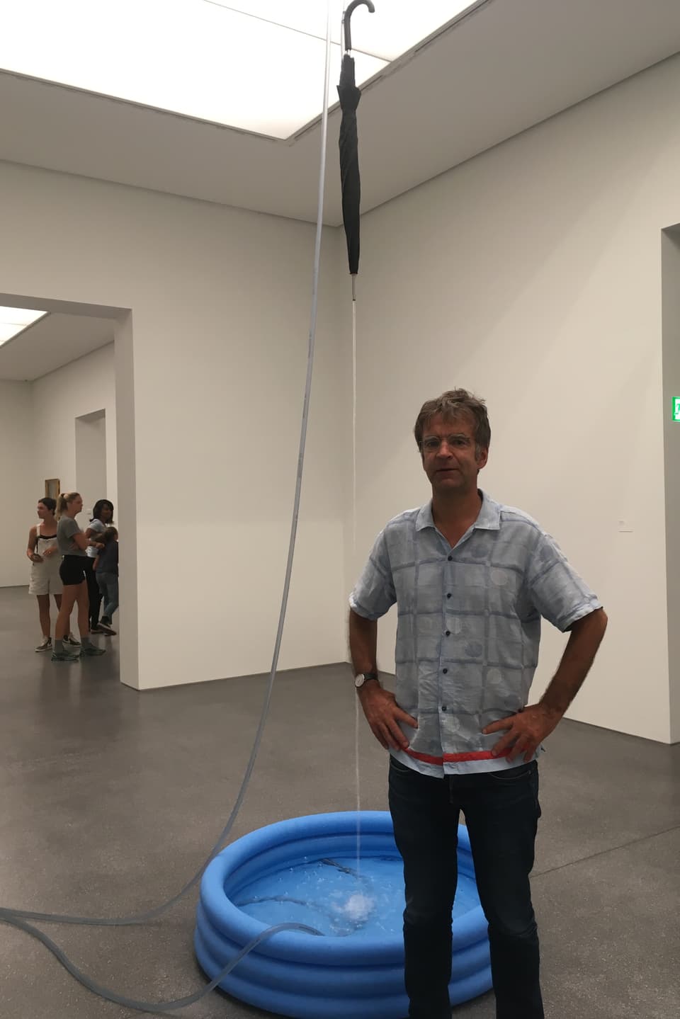 Der Co-Direktor des Bündner Kunstmuseums in Chur, Stephan Kunz, steht vor einem Ausstellungsobjekt.