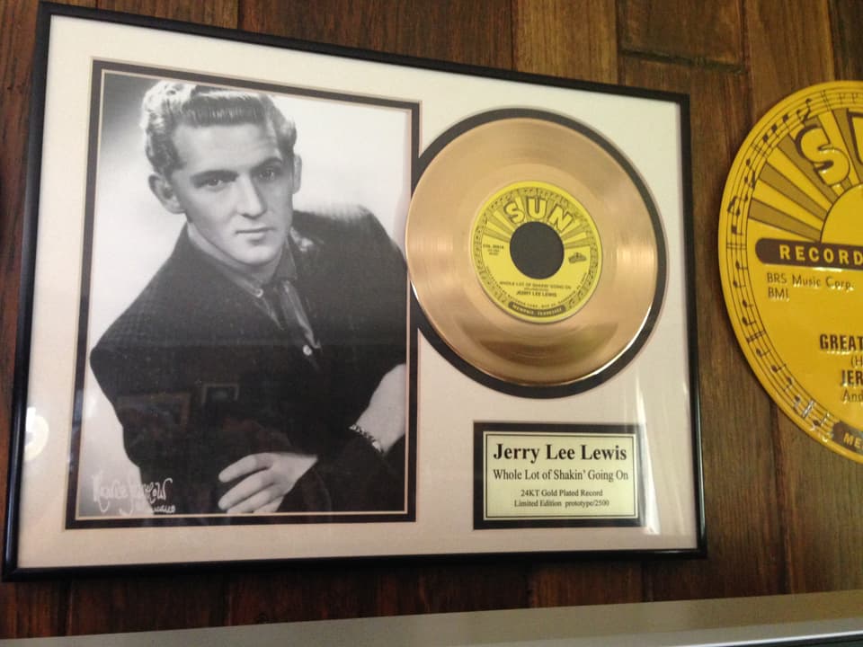 Goldene Schallplatte mit Bild von Jerry Lee Lewis.