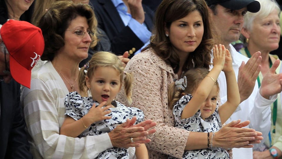 Charlene Riva und Myla Rose mit Grossmutter Lynette und Mama Mirka Federer bei einem Match von Roger Federer.