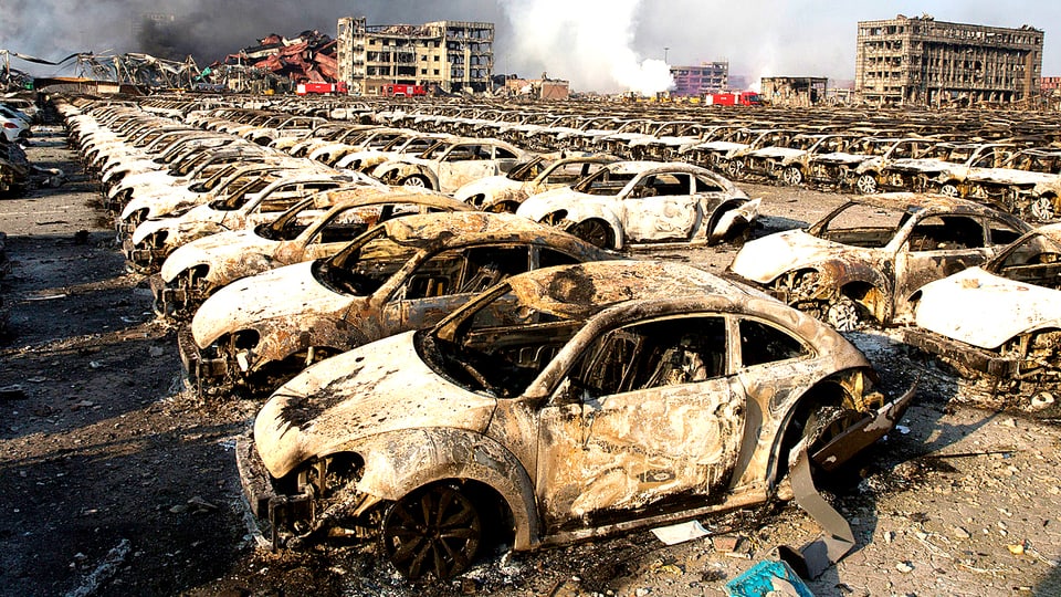 Ein Parkplatz mit lauter ausgebrannten Neuwagen in der chinesischen Hafenstadt Tianjin.
