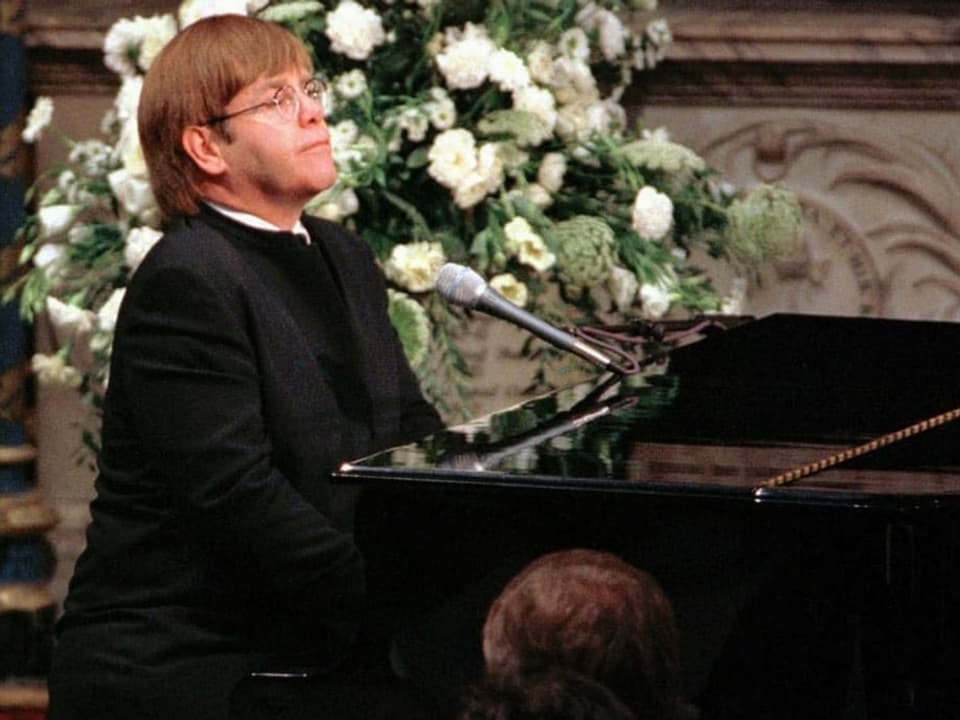 Elton John am Klavier.