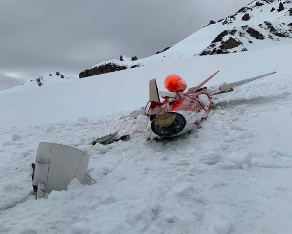 Das Wrack des abgestürzten Jets liegt auf dem Schnee.