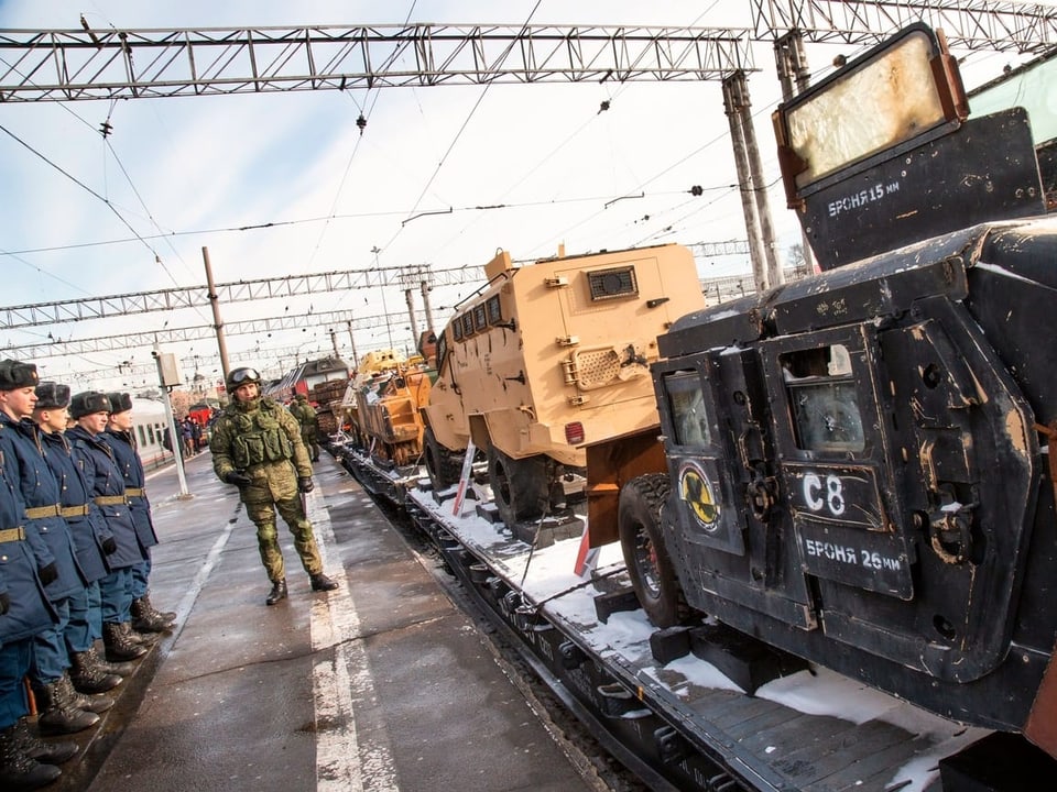 Zug in Russland mit erbeuteten Fahrzeugen.