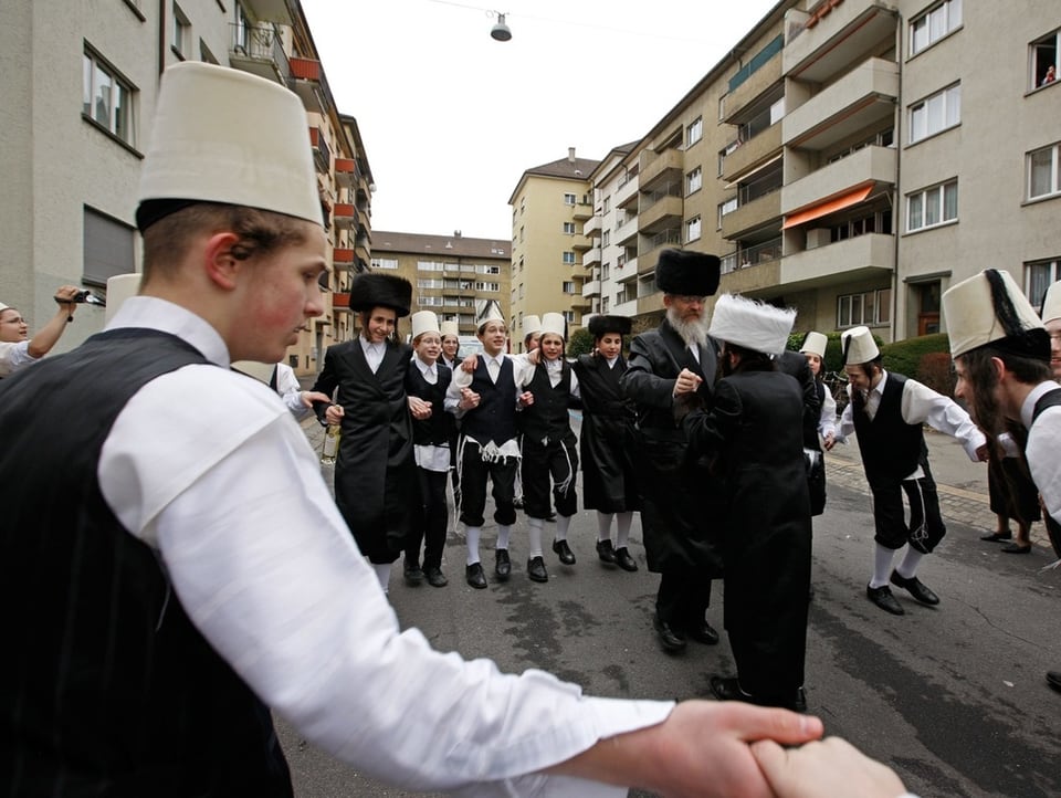 Orthodoxe Juden tanzen in Wiedikon am Purim-Festival 2009.