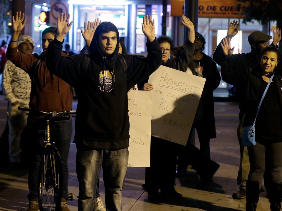 Demonstranten mit erhobenen Händen