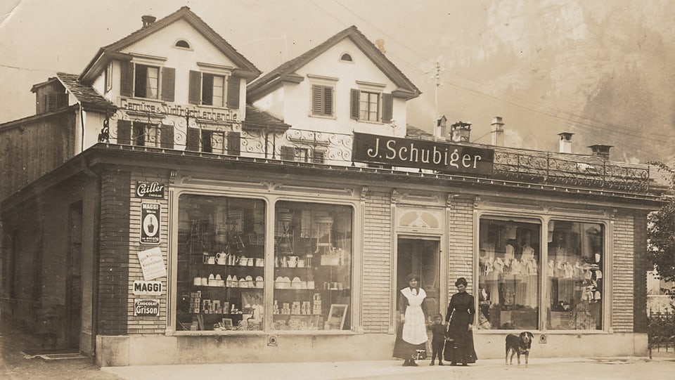 Ein schwarz weiss Foto des Kaufhauses Schubiger in Näfels