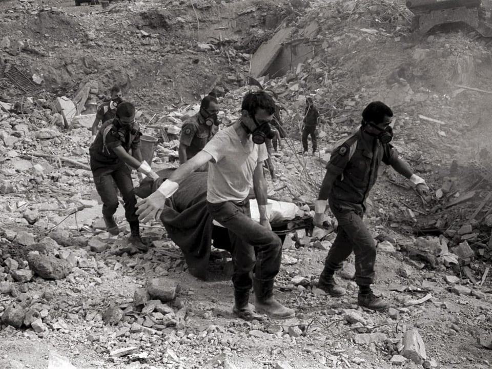 Französische Soldaten bergen Kameraden nach dem Anschlag in Beirut 1983