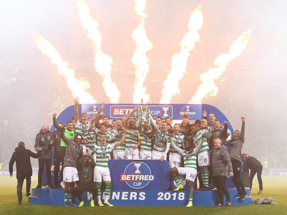 Spieler von Celtic Glasgow feiern mit dem Pokal.