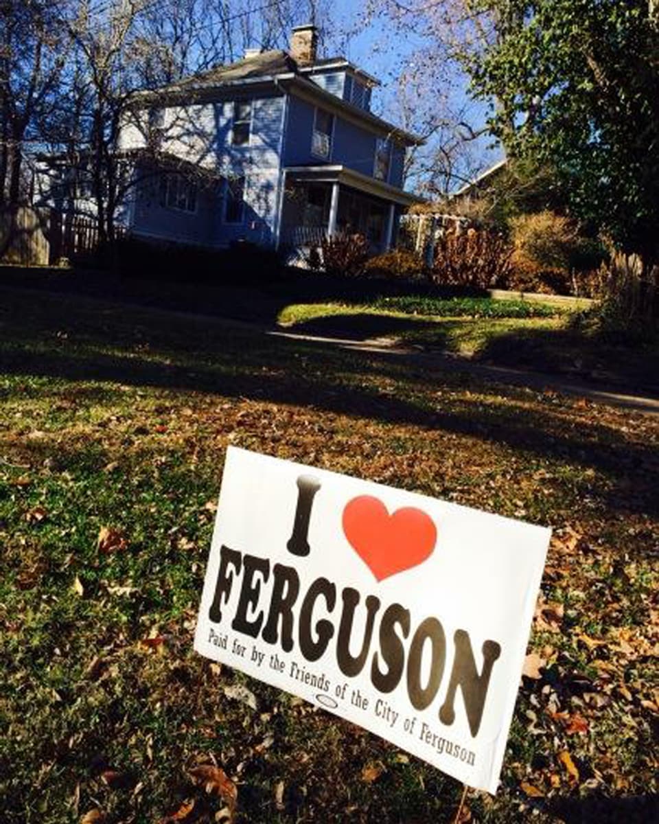 Vor einem Haus steht eine Tafel: «Ich liebe Ferguson»