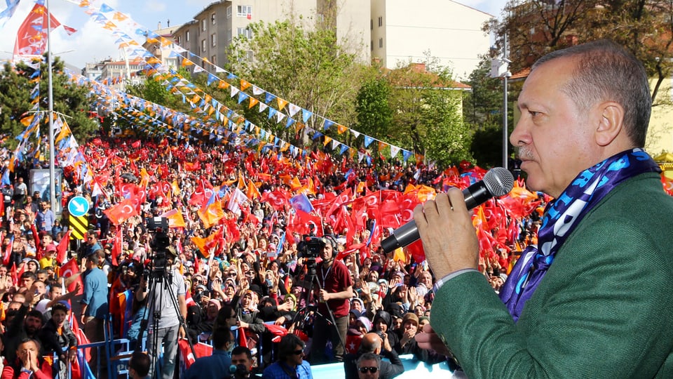 Erdogan während der Wahlkampfveranstaltung in Erzurum im Osten des Landes, an der er seinen Appell machte.
