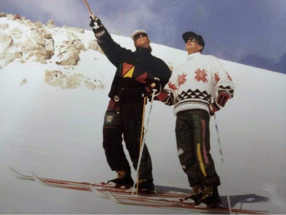 Zwei Skifahrer auf der Piste.