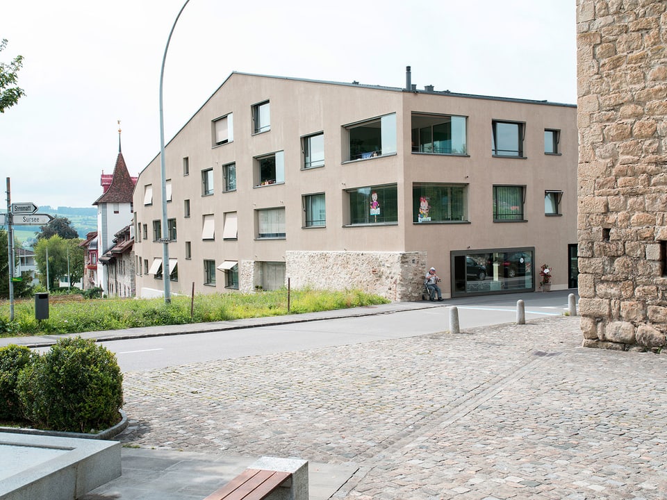 Eine Wohnüberbauung der Stadt Sempach, im Vordergrund ein Platz aus Kopfsteinpflaster.