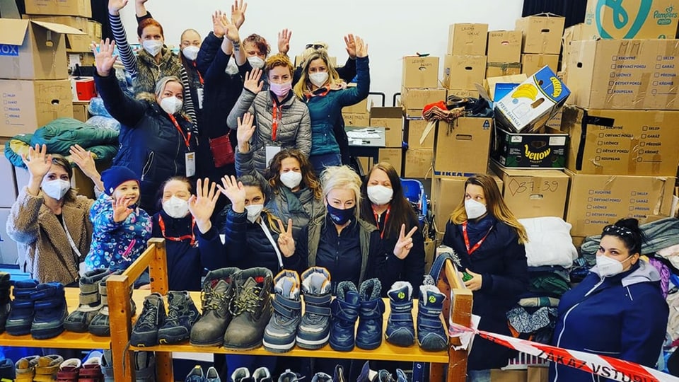Frauen inmitten von Spenden.