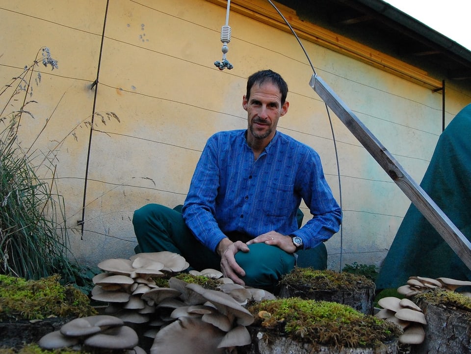 Tobias Furrer mit gezüchteten Pilzen