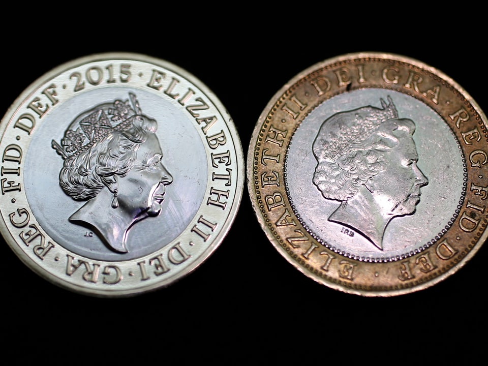 Die neue und die bisherige Pfundmünze liegen nebeneinander.