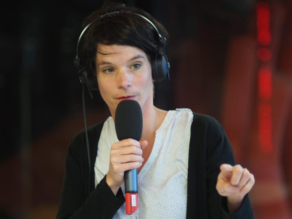 Simone Hulliger mit Kopfhörern während der Sendung.