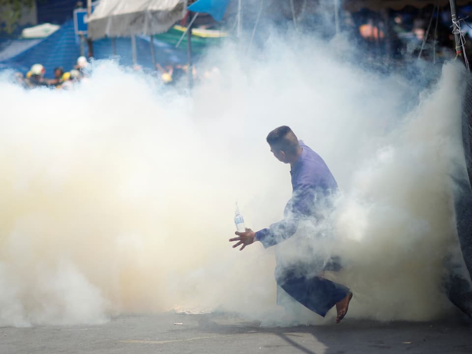Ein Regierungsgegner inmitten einer Tränengaswolke