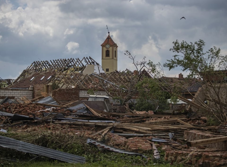 Zerstörte Dächer und Trümmer in Moravská Nová Ves.