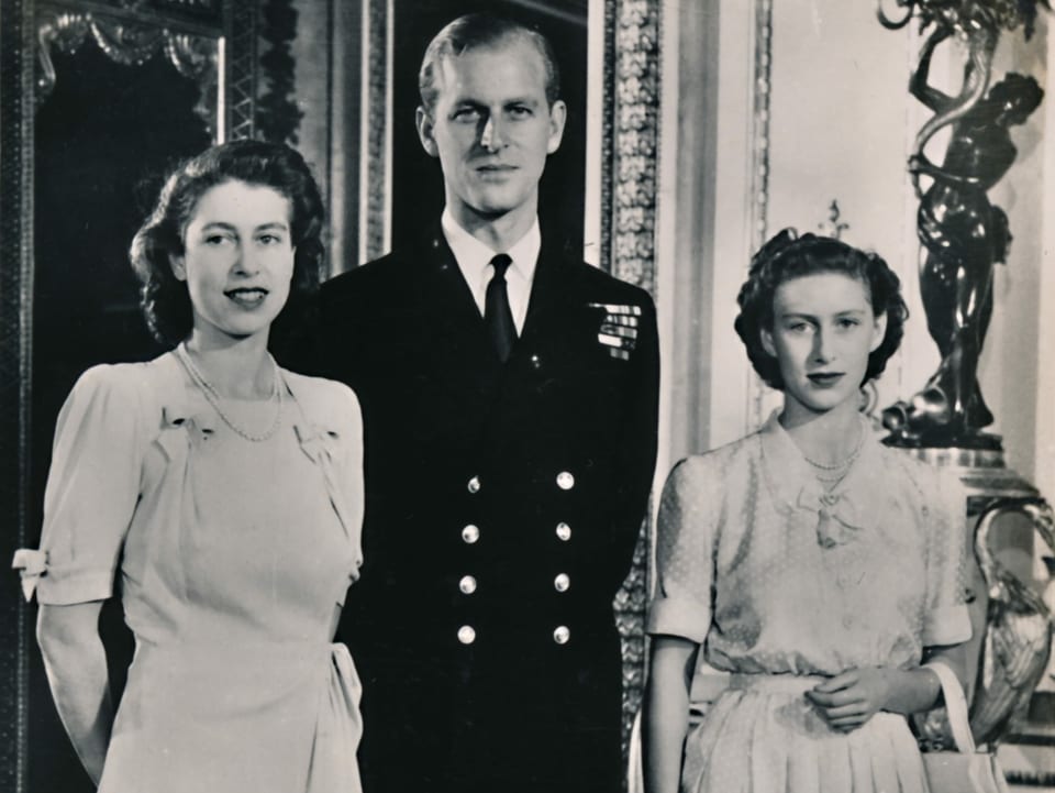 Schwarz-weiss-Aufnahme von Philip mit der Queen und ihrer jüngeren Schwester.