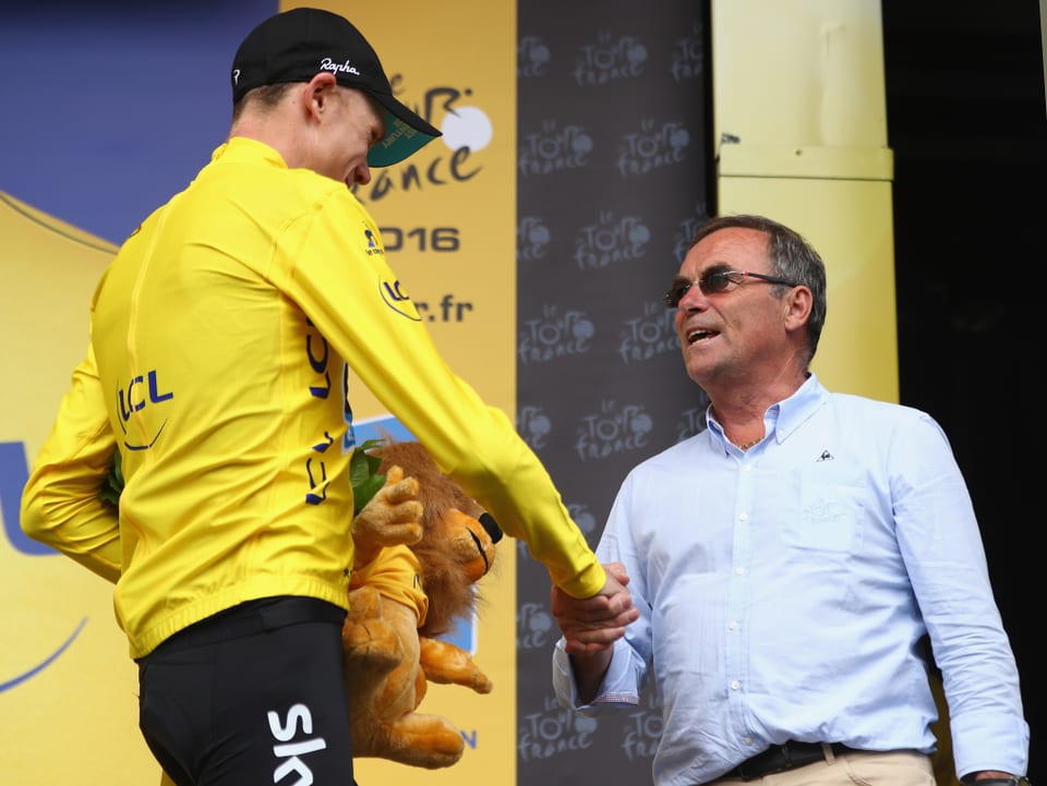 Bernard Hinault (rechts) gratuliert Chris Froome 2016 zum Tour-Sieg.