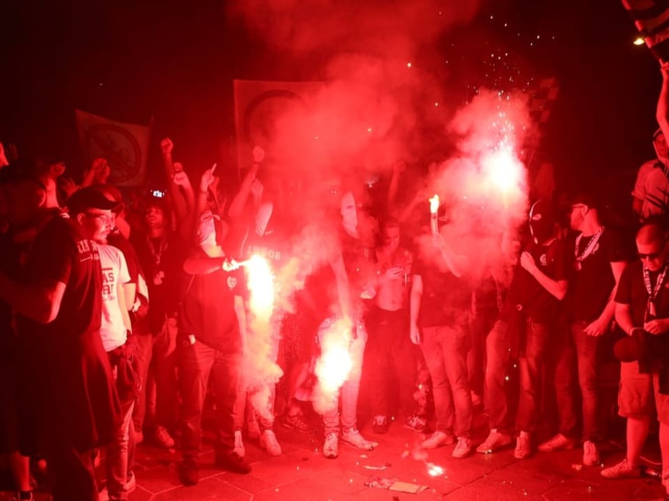 Luganesi-Fans feiern mit Pyrotechnik.