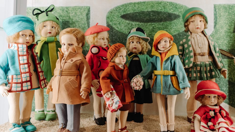 Sammlung verschiedener Puppen in bunten Kostümen.