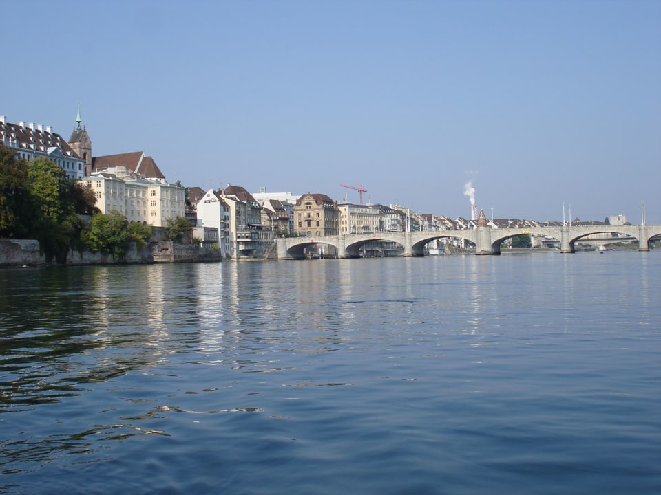 Rhein mit Mittlerer Brücke und Häusern am Ufer