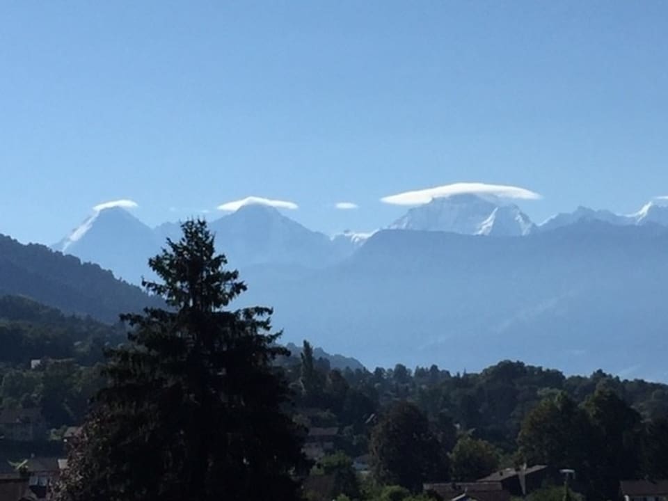 Über dem Dreigestirn, Eiger - Mönch - Jungfrau ist jeweils eine Wolkenhaube zu sehen, sonst ist der Himmel überall strahlend blau. Montag, 08.08.2016