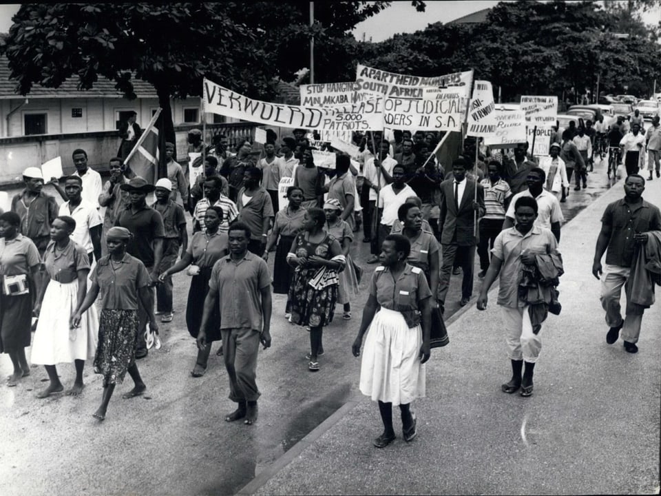 Exil-Südafrikaner demonstrieren für die Rechte der schwarzen Bevölkerung in Daressalam.