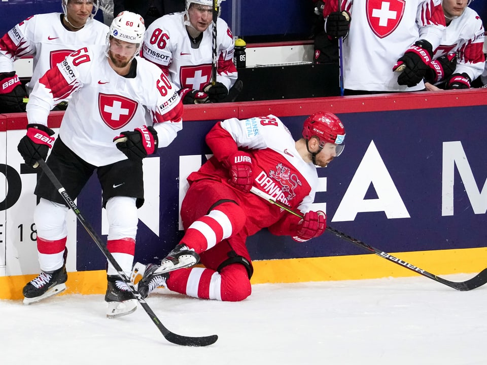 Tristan Scherwey, hier im Zweikampf mit dem Dänen Mikkel Boedker.