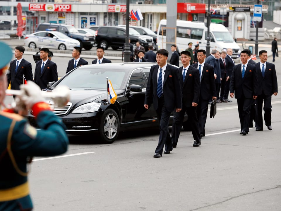 Kim Jong-uns Fahrzeug mit Entourage