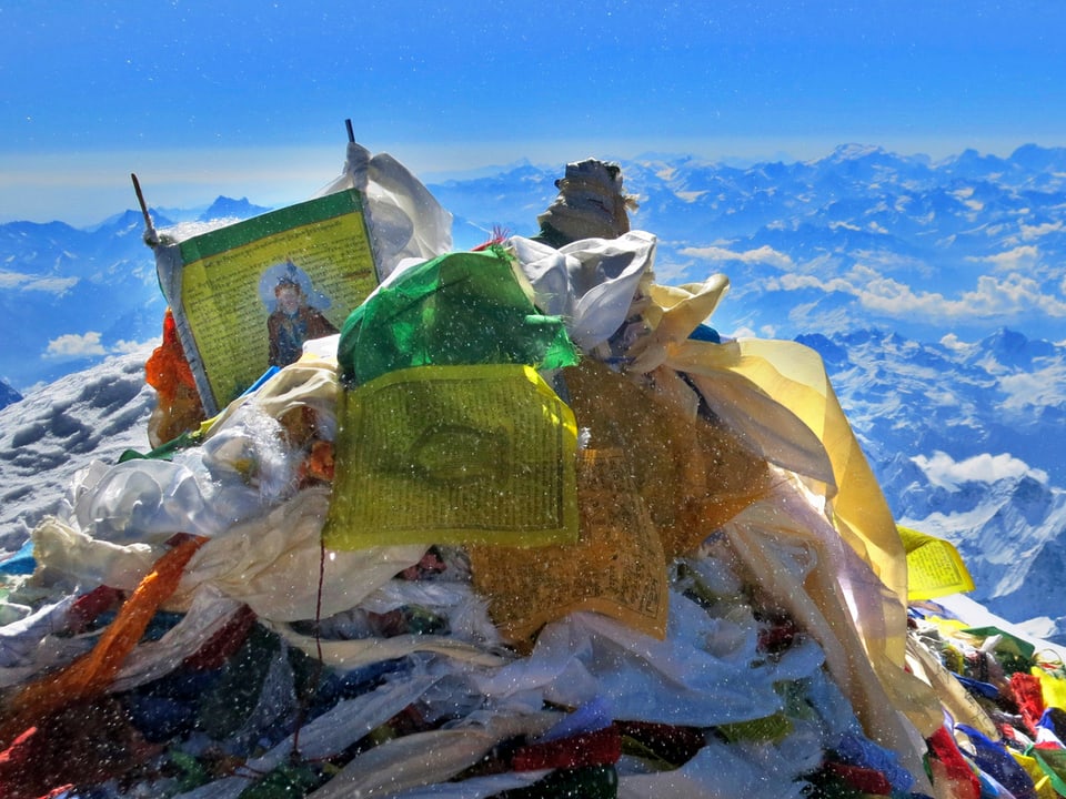 Gebetsfahnen auf denm Gipfel des Mount Everest