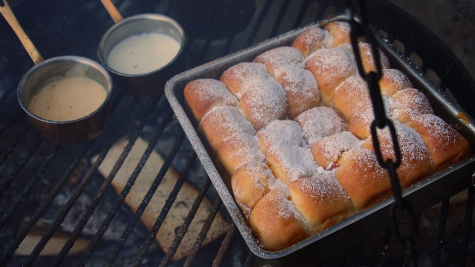 Buchteln über dem Grill.