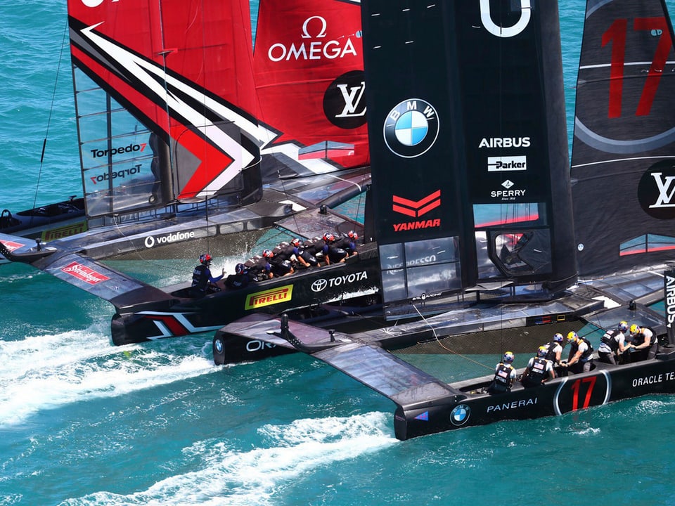 Team New Zealand und Team Oracle segeln nur wenige Zentimeter nebeneinander.
