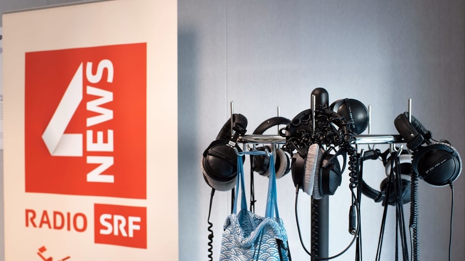 Logo SRF 4 News und Kopfhörer.