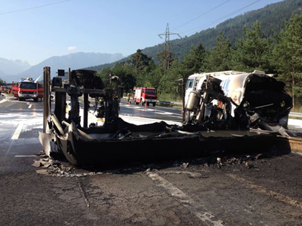 Ein ausgebrannter Tanklaster auf der A13 bei Rothenbrunnen.