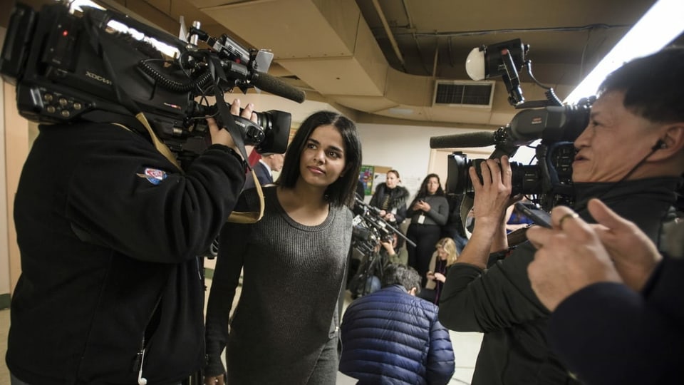 Kameraleute scharen sich um Rahaf Mohammed Alqunun, die im Januar 2019 aus Saudi-Arabien flüchtete.