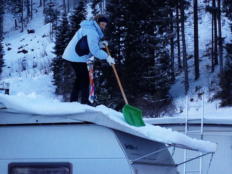Wichtig beim Wintercamping - den Schnee vom Dach runterschaufeln.