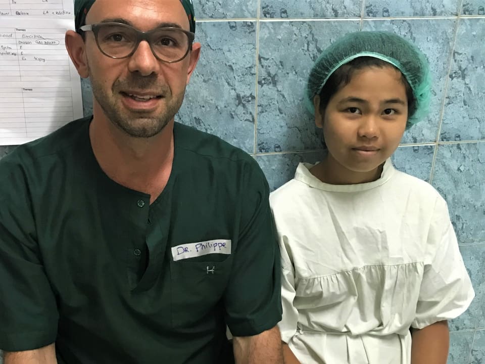 Philippe Schucht mit einer Krankenhaus-Mitarbeiterin vor dem Militärputsch in Burma.
