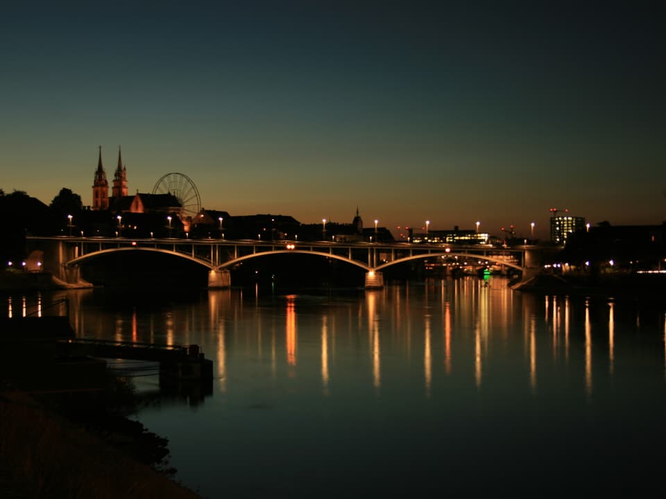 Rhein und Münster in Basel bei Nacht.
