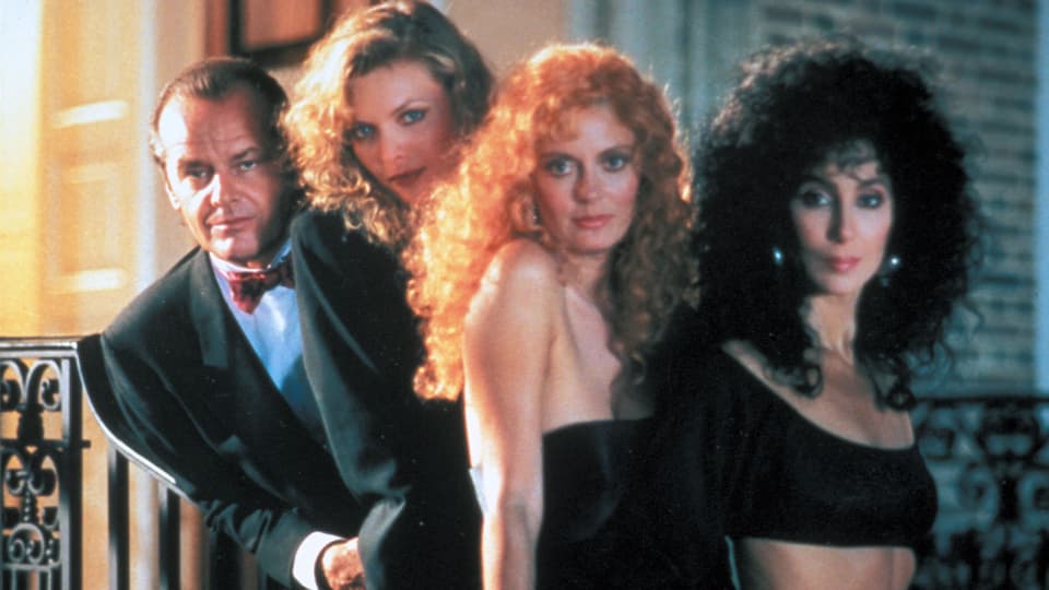 Ein Bild aus dem Film «Die Hexen von Eastwick» mit Jack Nicholson, Michelle Pfeiffer, Susan Sarandon und Cher.