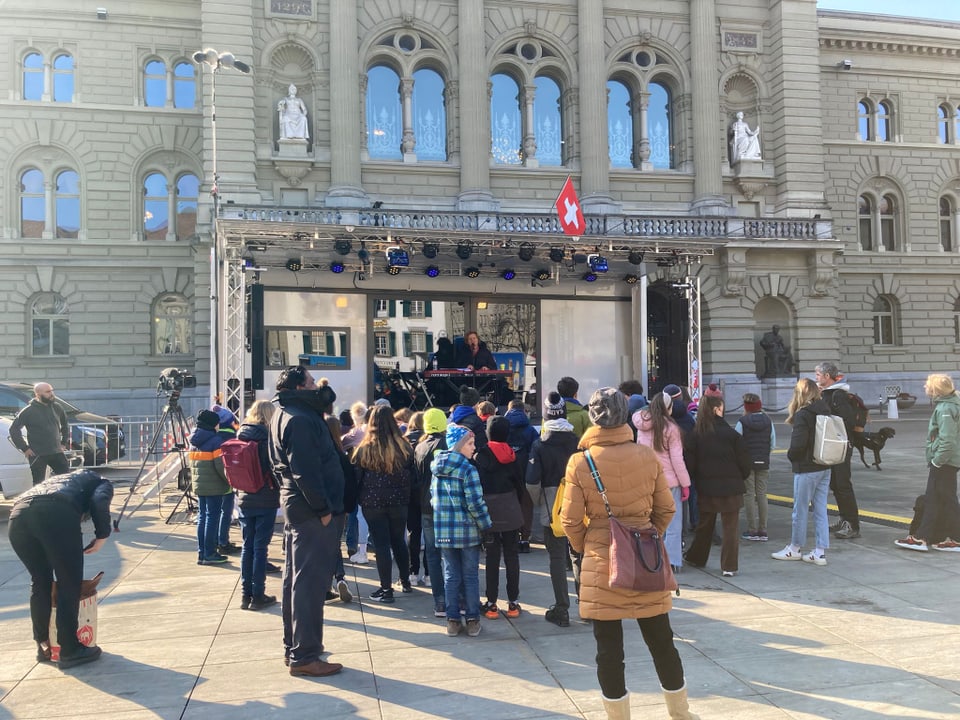 Schon am Morgen strömen die Besucher für eine Spende und das Konzert auf der Livestage auf den Bundesplatz.