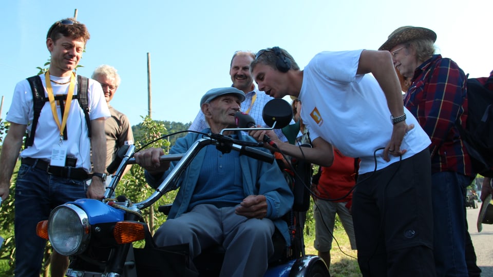 Reto Scherrer begegnet dem 100-jährigen Walter Strupler.