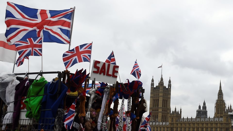 Symbolbild: Britische Fahnen, im Hintergrund Westminster.
