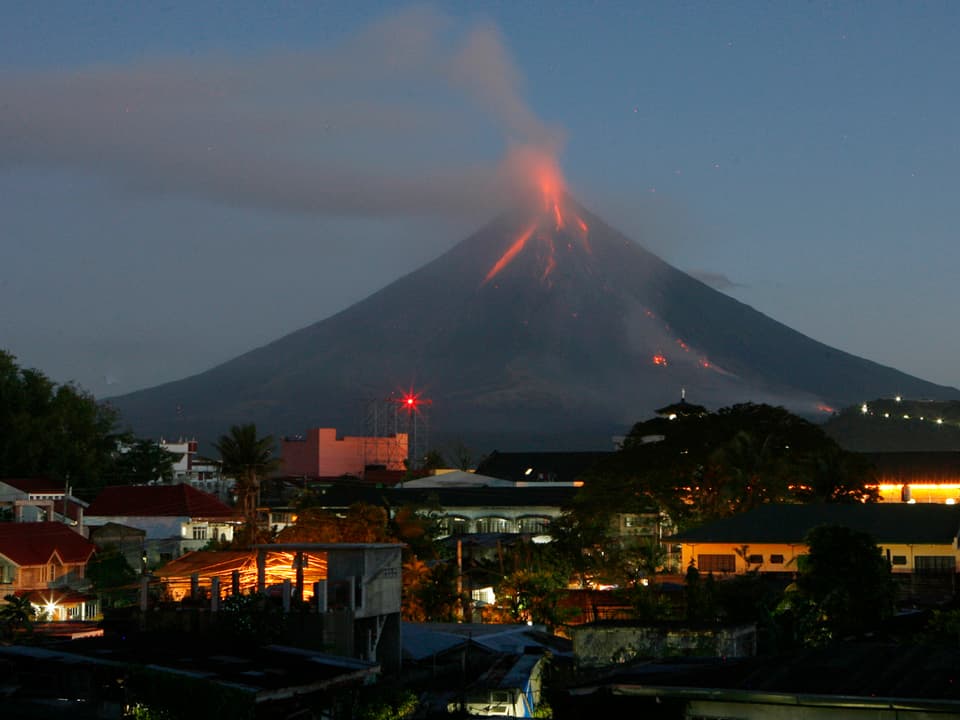 Der Vulkan Mayon, im Vordergrund eine Ortschaft