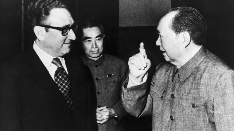 Kissinger spricht mit zwei chinesischen Politikern