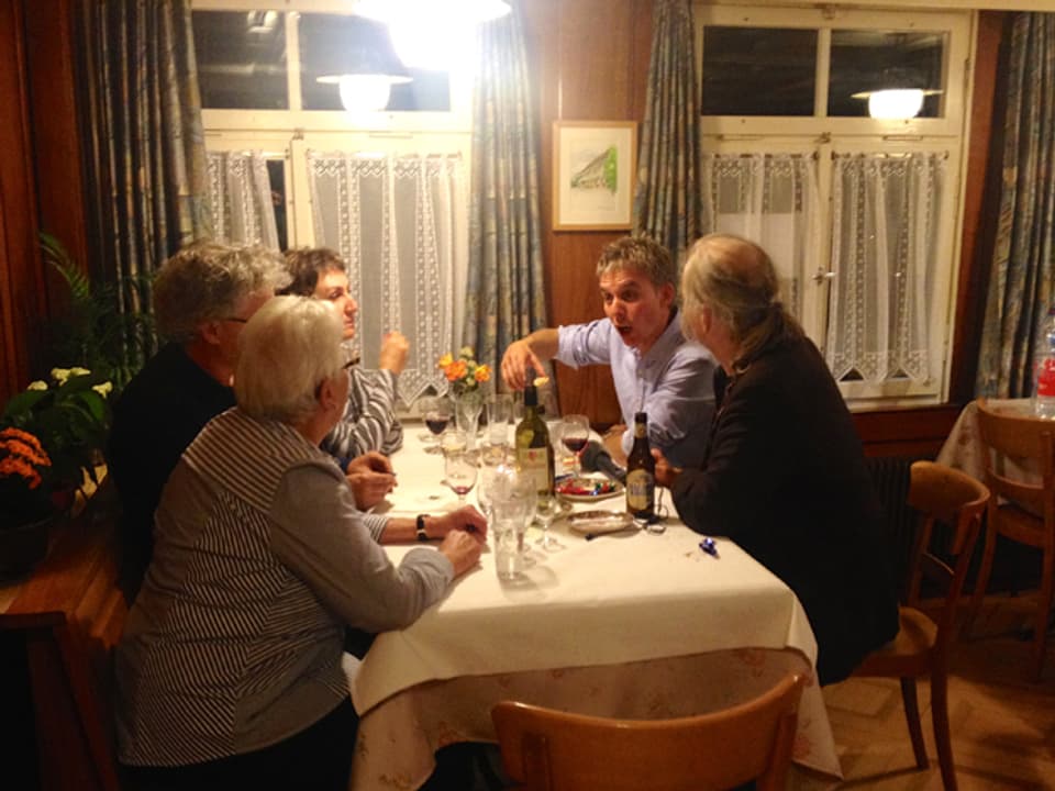 Gesprächsrunde am Tisch im Gasthaus.