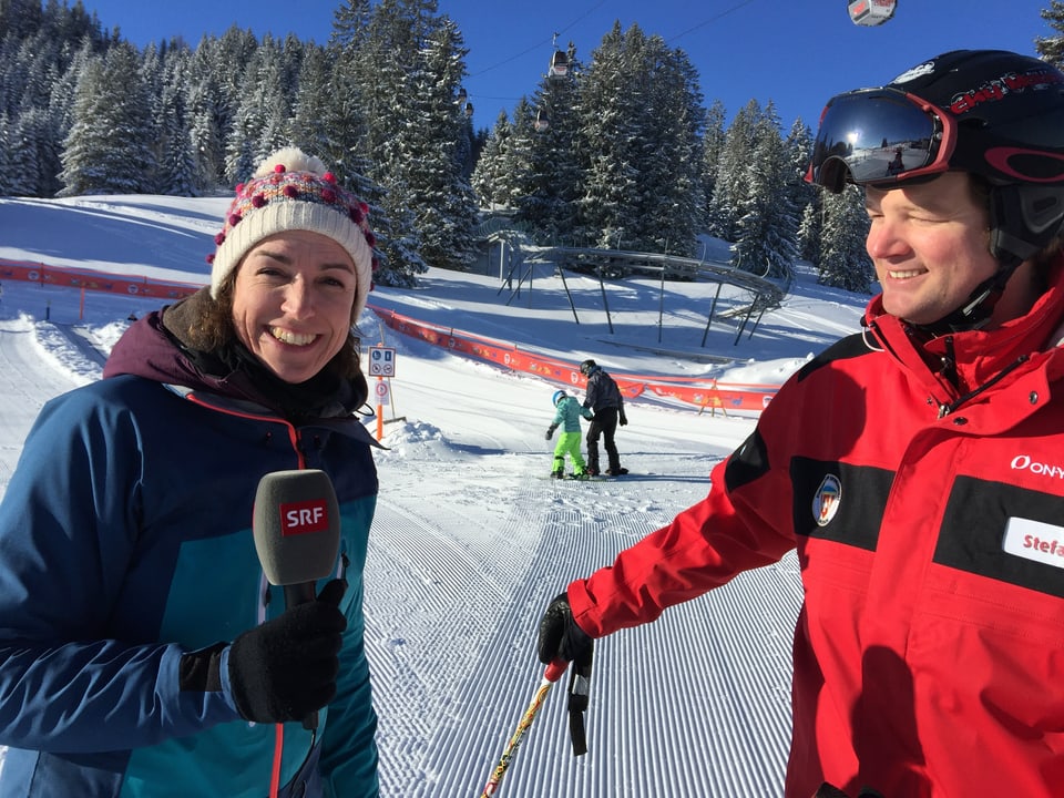 Joëlle Beeler mit Skilehrer auf der Piste.