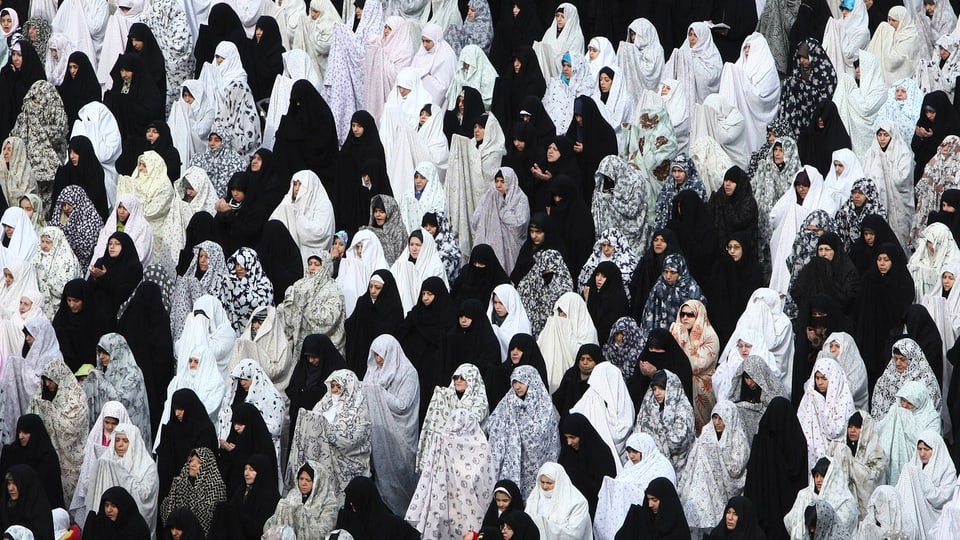 Frauen in schwarz-weisser Kleidung während einer Messe