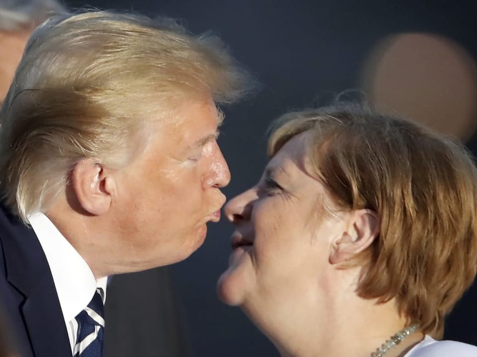 Trump küsst Merkel.
